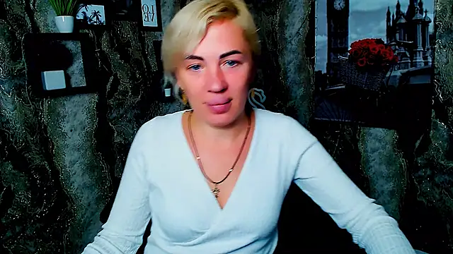 Snapshot of EmmaCat_ chatting on October 12, 5:09 am EmmaCat online show from October 12, 5:09 am