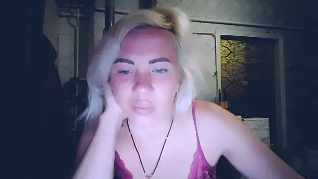 EmmaCat  online show from May 28, 8:15 pm