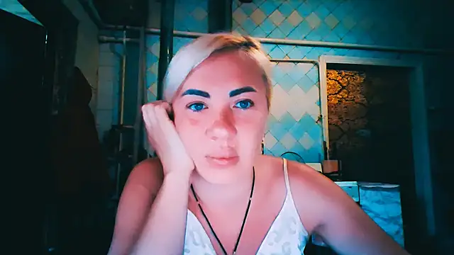 Snapshot of EmmaCat_ chatting on June 17, 4:23 am EmmaCat online show from June 17, 4:23 am
