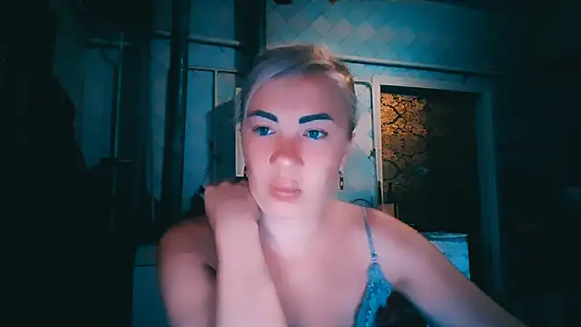 Snapshot of EmmaCat_ chatting on July 8, 5:19 am EmmaCat online show from July 8, 5:19 am