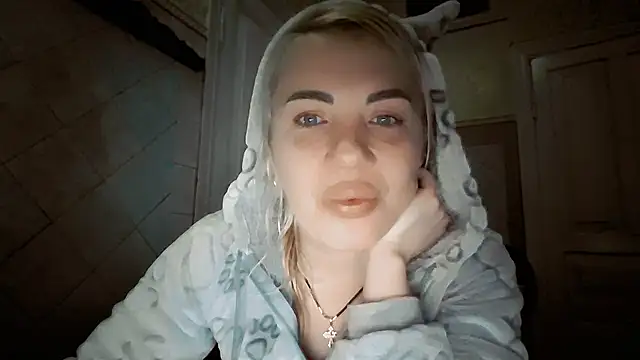 EmmaCat  online show from February 14, 4:18 pm