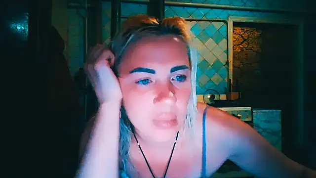 Snapshot of EmmaCat_ chatting on June 10, 7:04 pm EmmaCat online show from June 10, 7:04 pm