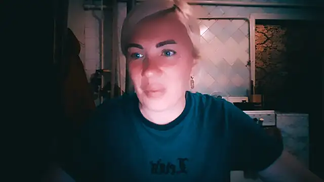 Snapshot of EmmaCat_ chatting on June 6, 6:13 pm EmmaCat online show from June 6, 6:13 pm