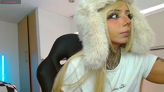 Snapshot of KoraRousee chatting on December 19, 2:52 pm KoraRousee online show from December 19, 2:52 pm