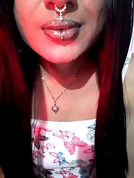 Cutie-Whiskey1 online show from November 3, 6:33 pm