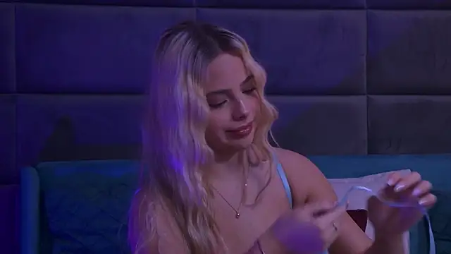 Snapshot of YssabelFox chatting on November 9, 3:16 pm YssabelFox online show from November 9, 3:16 pm