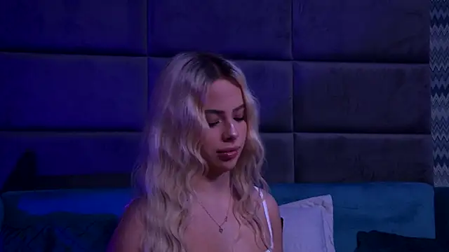 Snapshot of YssabelFox chatting on November 7, 3:49 pm YssabelFox online show from November 7, 3:49 pm