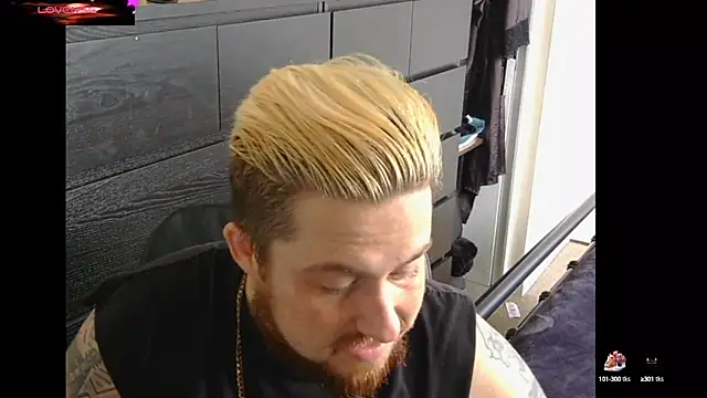 Snapshot of ThatAltGuy chatting on October 1, 8:30 am ThatAltGuy online show from October 1, 8:30 am