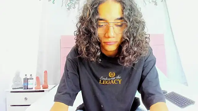 EthanBlackwoodd online show from December 19, 8:00 pm