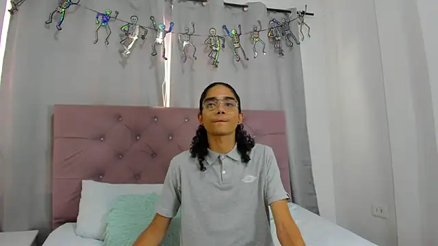 EthanBlackwoodd online show from December 5, 7:45 pm