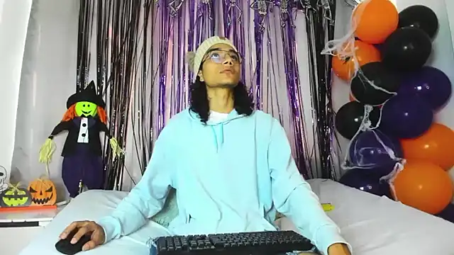 EthanBlackwoodd online show from October 28, 7:35 pm