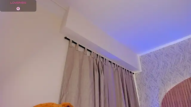 Snapshot of Sophiie_Belle chatting on September 30, 8:37 pm Sophiie Belle online show from September 30, 8:37 pm