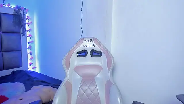 abbiecollins js online show from March 31, 4:25 am