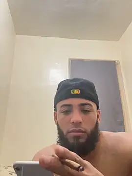 Snapshot of LeoPR00 chatting on November 19, 4:23 am LeoPR00 online show from November 19, 4:23 am