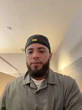 Snapshot of LeoPR00 chatting on December 1, 12:22 am LeoPR00 online show from December 1, 12:22 am