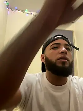 Snapshot of LeoPR00 chatting on December 4, 6:45 am LeoPR00 online show from December 4, 6:45 am