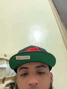 Snapshot of LeoPR00 chatting on October 25, 1:23 pm LeoPR00 online show from October 25, 1:23 pm