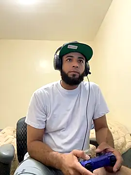 Snapshot of LeoPR00 chatting on October 28, 2:27 pm LeoPR00 online show from October 28, 2:27 pm