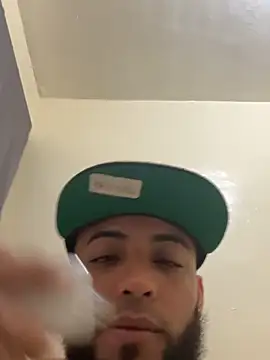 Snapshot of LeoPR00 chatting on October 21, 2:27 pm LeoPR00 online show from October 21, 2:27 pm