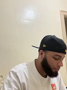 Snapshot of LeoPR00 chatting on October 22, 5:18 am LeoPR00 online show from October 22, 5:18 am