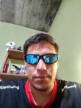 Snapshot of pareja076 chatting on September 22, 8:37 pm pareja076 online show from September 22, 8:37 pm