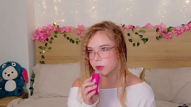 Snapshot of Lilith_Bonheur chatting on October 30, 8:28 pm Lilith Bonheur online show from October 30, 8:28 pm