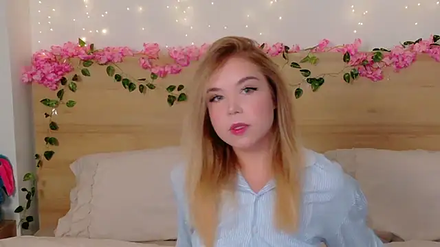 Snapshot of Lilith_Bonheur chatting on October 29, 8:41 pm Lilith Bonheur online show from October 29, 8:41 pm