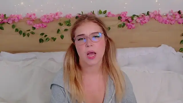 Lilith Bonheur online show from December 19, 1:31 am