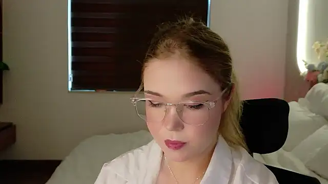 Lilith Bonheur online show from April 10, 9:38 am