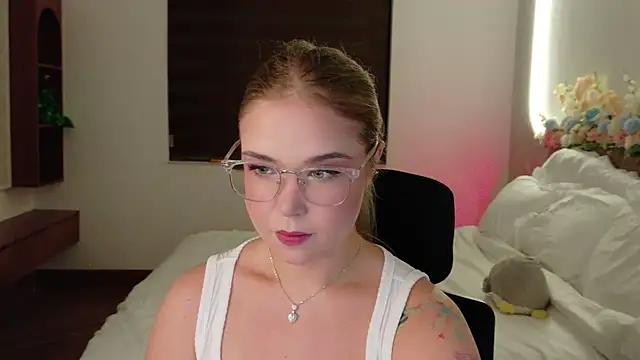 Lilith Bonheur online show from April 7, 9:38 pm
