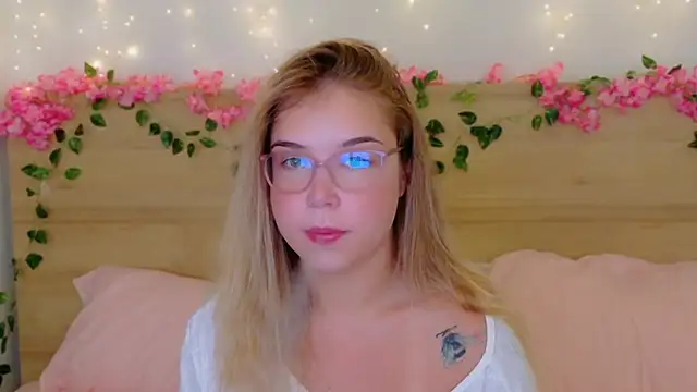 Snapshot of Lilith_Bonheur chatting on November 20, 10:09 pm Lilith Bonheur online show from November 20, 10:09 pm