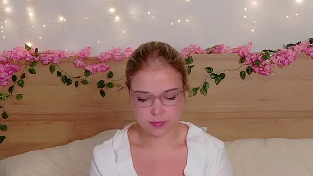Lilith Bonheur online show from October 15, 8:06 pm
