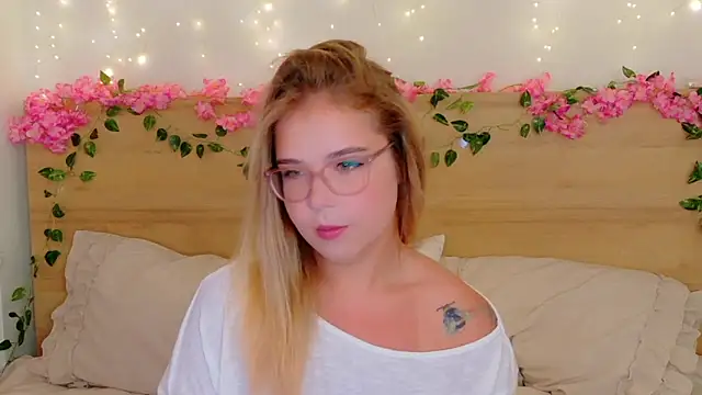 Snapshot of Lilith_Bonheur chatting on November 8, 9:18 pm Lilith Bonheur online show from November 8, 9:18 pm