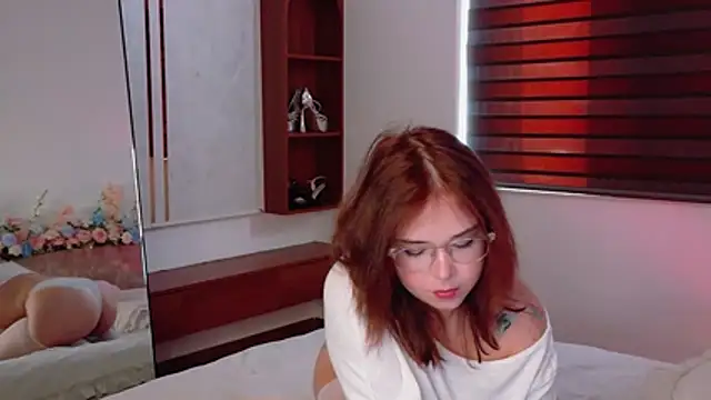 Snapshot of Lilith_Bonheur chatting on June 11, 12:32 am Lilith Bonheur online show from June 11, 12:32 am