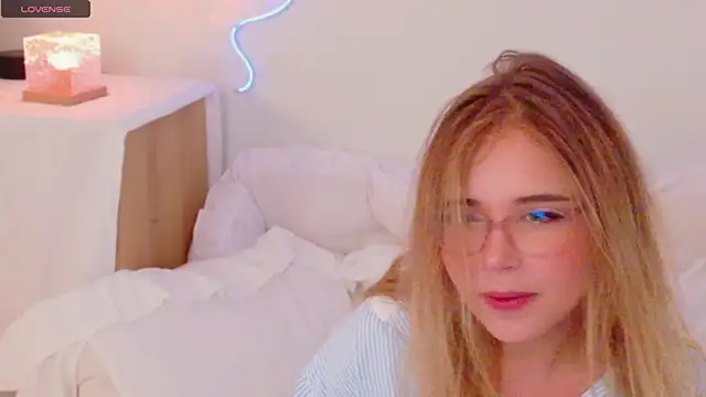 Snapshot of Lilith_Bonheur chatting on December 2, 12:44 am Lilith Bonheur online show from December 2, 12:44 am