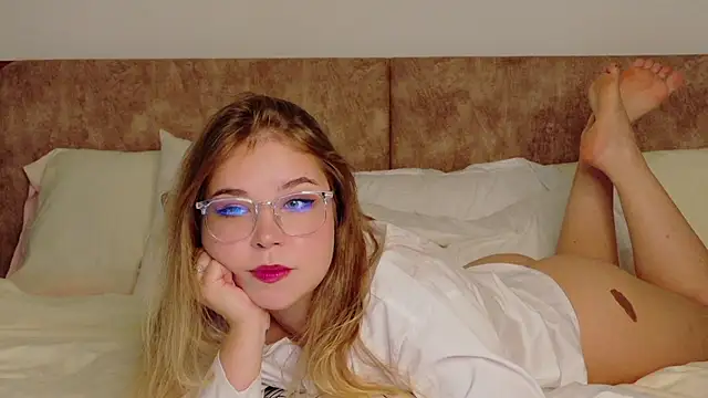 Lilith Bonheur online show from February 11, 12:10 am