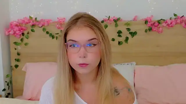 Snapshot of Lilith_Bonheur chatting on November 20, 2:01 am Lilith Bonheur online show from November 20, 2:01 am