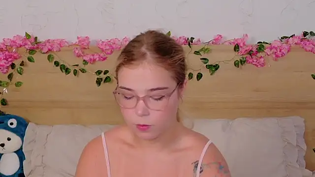 Snapshot of Lilith_Bonheur chatting on October 26, 8:20 pm Lilith Bonheur online show from October 26, 8:20 pm