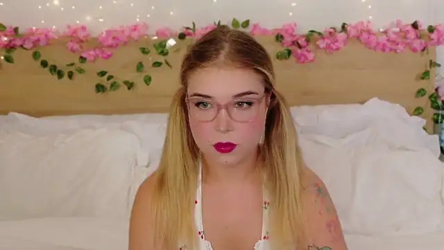 Lilith Bonheur online show from December 18, 1:04 pm