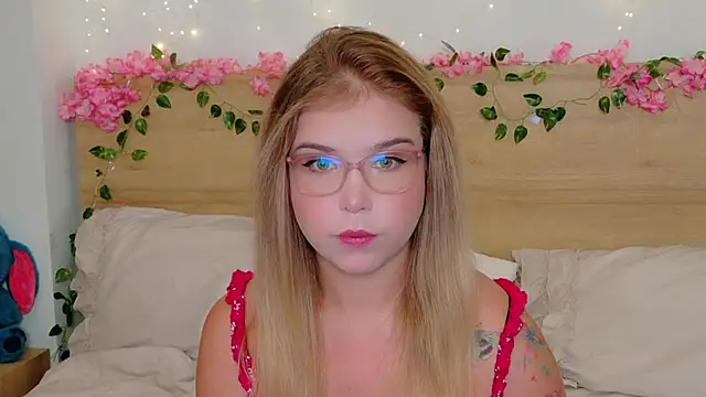 Snapshot of Lilith_Bonheur chatting on November 6, 9:19 pm Lilith Bonheur online show from November 6, 9:19 pm