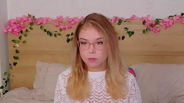 Snapshot of Lilith_Bonheur chatting on October 24, 9:25 pm Lilith Bonheur online show from October 24, 9:25 pm