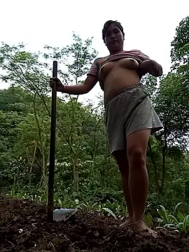 Luyen004 online show from April 2, 11:44 pm