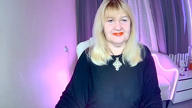 Snapshot of EmmaEllison chatting on November 15, 7:01 am EmmaEllison online show from November 15, 7:01 am