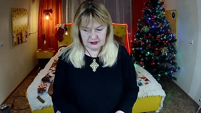 Snapshot of EmmaEllison chatting on December 2, 7:32 am EmmaEllison online show from December 2, 7:32 am