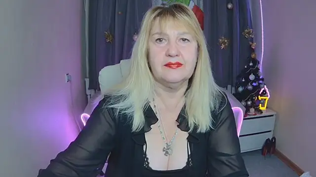 Snapshot of EmmaEllison chatting on December 15, 7:14 am EmmaEllison online show from December 15, 7:14 am