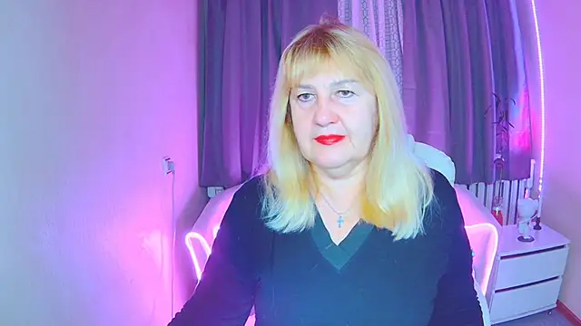 Snapshot of EmmaEllison chatting on November 8, 7:23 am EmmaEllison online show from November 8, 7:23 am