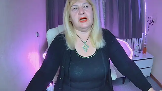 Snapshot of EmmaEllison chatting on November 12, 6:50 am EmmaEllison online show from November 12, 6:50 am