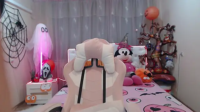 Snapshot of EmmaEllison chatting on November 5, 7:22 am EmmaEllison online show from November 5, 7:22 am