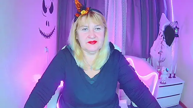 Snapshot of EmmaEllison chatting on October 31, 7:05 am EmmaEllison online show from October 31, 7:05 am