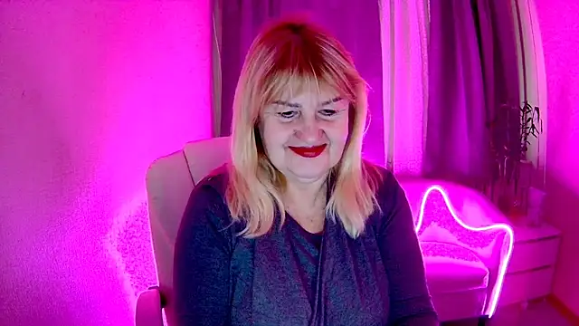 Snapshot of EmmaEllison chatting on November 20, 6:47 am EmmaEllison online show from November 20, 6:47 am